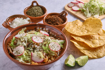 Pozole rojo, sopa mexicana de maíz, comida tradicional en México hecha con granos de maíz y carne de puerco.