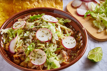 Pozole rojo, sopa mexicana de maíz, comida tradicional en México hecha con granos de maíz y carne de puerco.