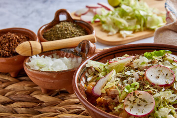 Pozole rojo, sopa mexicana de maíz, comida tradicional en México hecha con granos de maíz y carne de puerco.