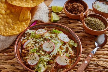 Pozole rojo, sopa mexicana de maíz, comida tradicional en México hecha con granos de maíz y carne de puerco.