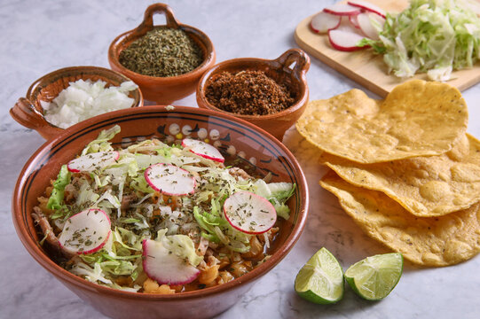 Pozole rojo, sopa mexicana de ma&iacute;z, comida tradicional en M&eacute;xico hecha con granos de ma&iacute;z y carne de puerco.