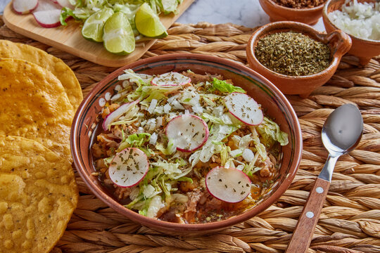 Pozole rojo, sopa mexicana de ma&iacute;z, comida tradicional en M&eacute;xico hecha con granos de ma&iacute;z y carne de puerco.