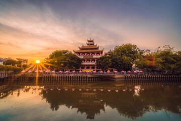 Obraz premium Twilight view of Phap Hoa Pagoda, Ho Chi Minh city, Vietnam. The ancient temple in Southeast Asia. on the vesak festival 2021.