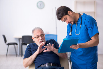 Obraz premium Old man visiting young male doctor