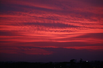 紅紅に染まる日暮の雲