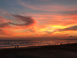 夕焼けの海と空