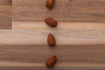 木製のテーブルに並べられたナッツ　