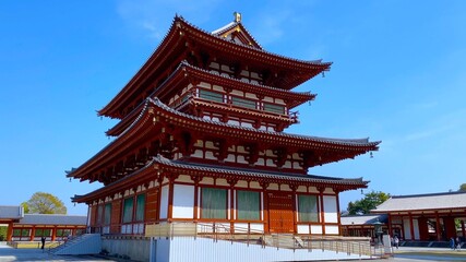 桜花の季節の奈良　薬師寺　金堂