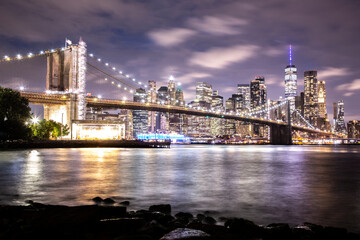 Fototapeta na wymiar Night panorama with the downtown New York City skyline and the Brooklyn Bridge, viewed from Brooklyn Bridge Park