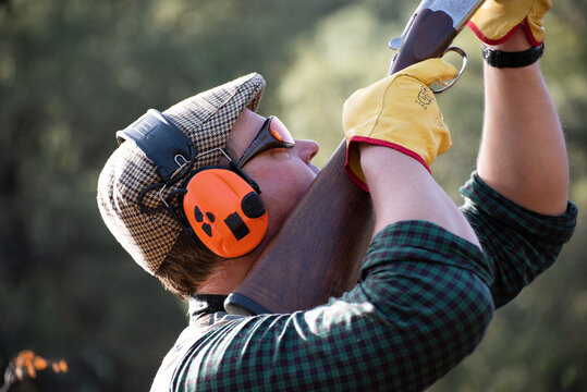 J&auml;ger mit Flinte und Geh&ouml;rschutz beim Taubenschie&szlig;en in Spanien