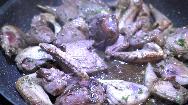 Ailerons et filets de pigeons po&ecirc;l&eacute;s, gras de canard