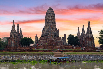 Fototapeta premium Beautiful temple Wat Chaiwatthanaram in area Ayutthaya Historical Park, Ayutthaya