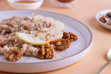 Porridge with apple, cinnamon and walnuts