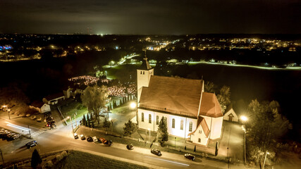 cmentarz i kości&oacute;ł w nocy w święto Wszystkich Świętych z lotu ptaka, Jastrzębie Zdr&oacute;j na Śląsku w Polsce