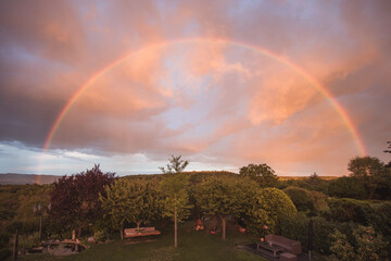 Regenbogen über Garten