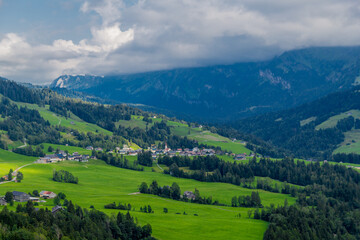 Naklejka na ściany i meble Schöne Erkundungstour durch das Alpenland Österreich. 