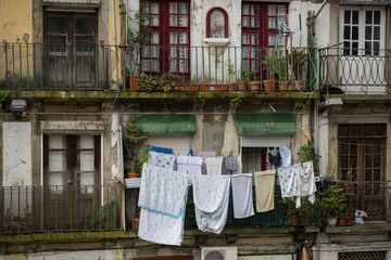 Ropa tendida en balcones de casas de la ciudad de Oporto, Portugal.