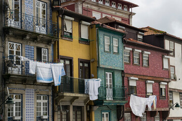 Ropa tendida en balcones de casas de la ciudad de Oporto, Portugal.