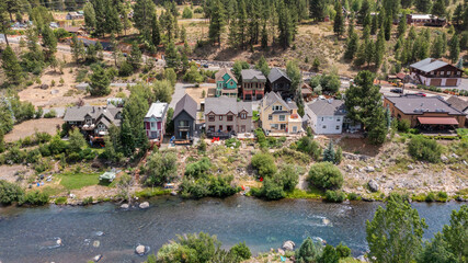 Afternoon neighborhood view of historic homes in Truckee, California, USA. - obrazy, fototapety, plakaty