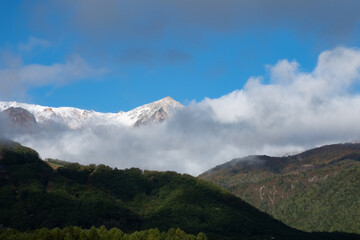 Fototapeta premium 青空と見事な山