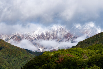 雲に包まれる山