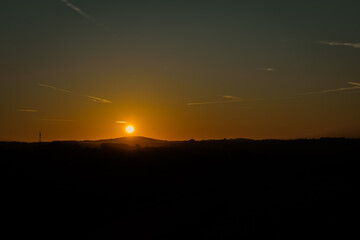 Goldener Sonnenaufgang in Deutschland, Feldweg, Ländlicher