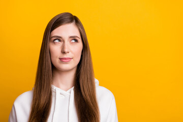Obraz premium Photo of young happy charming dreamy woman look empty space good mood isolated on yellow color background