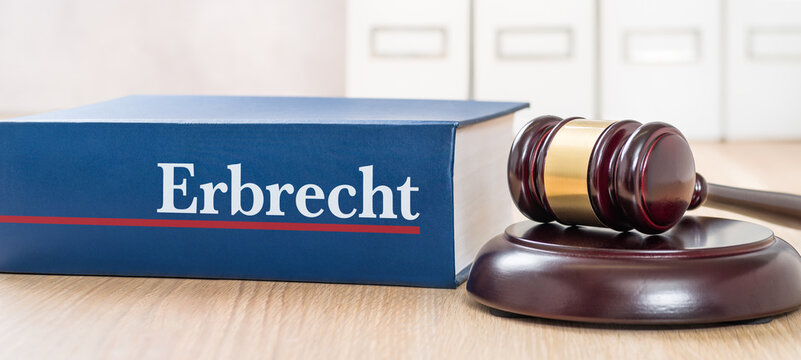 Gesetzbuch mit einem Richterhammer - Erbrecht