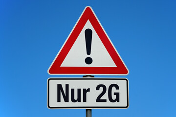 Nur 2G - Achtung Schild mit blauem Himmel
