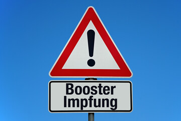Booster-Impfung - Achtung Schild mit blauem Himmel