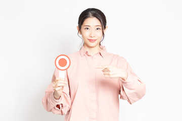 OKのプラカードを持っている女性