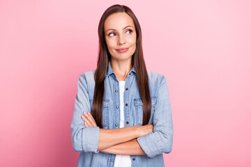 Photo of impressed mature agent lady crossed arms look empty space wear jeans shirt isolated over pink color background