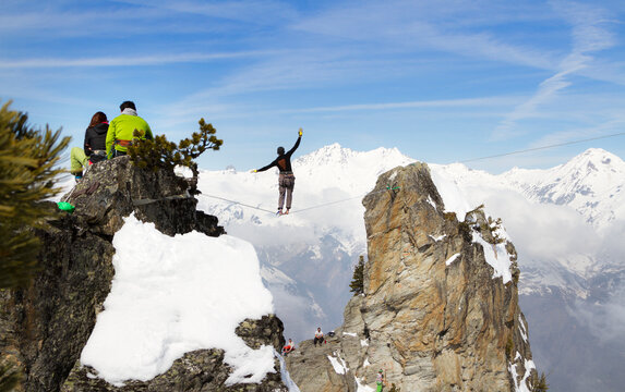 Slakeline Funambule acrobate hiver Montagne 
