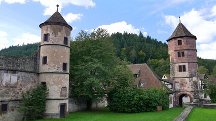 Fototapeta na wymiar Blick auf den Torturm und den Südflügel mit Treppenturm des ehemaligen Klosters St. Peter und Paul in Calw-Hirsau, Schwarzwald 