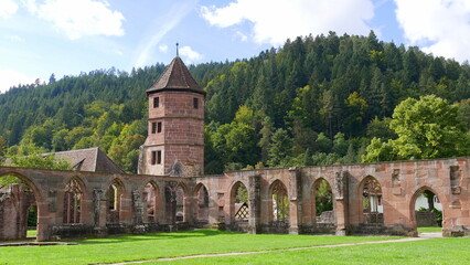 Fototapeta na wymiar Blick auf den Torturm und Kreuzgang des ehemaligen Klosters St. Peter und Paul in Calw-Hirsau, Schwarzwald 