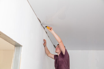 The technology of stretching the stretch ceiling in the room.