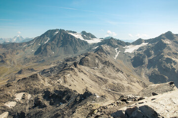 paysage du massif de la tarentaise sur les sommets autour de Val thorens dans les alpes en france en été