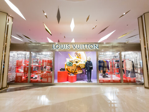 BANGKOK - OCT 29: Louis Vuitton Store In Siam Paragon Shopping Mall In  Bangkok On October 29, 2013. It Is One Of The Biggest Shopping Centres In  Asia Stock Photo, Picture and