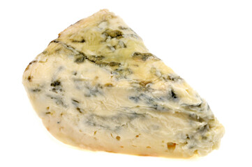 Morceau de fromage français à pâte persillée en gros plan sur fond blanc