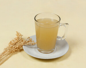 Hot ginger drink is a popular drink because it can provide a warm feeling at night. Ginger is a plant whose rhizomes are often used as spices and raw materials for traditional medicine.