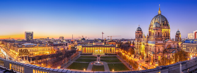 panoramic view at central berlin at night © frank peters