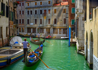 Smalle gracht met gondel in Venetië, Italië. Architectuur en mijlpaal van Venetië. Gezellig stadsbeeld van Venetië.