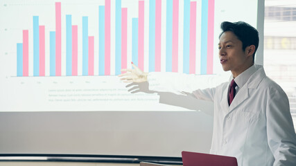 講義する白衣の男性　学会　カンファレンス