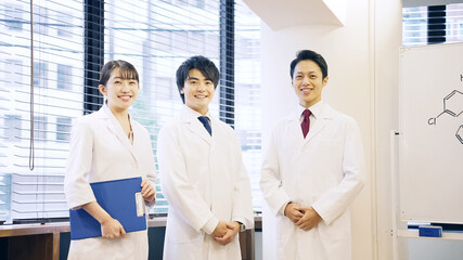 白衣を着た日本人グループ　医師　科学者