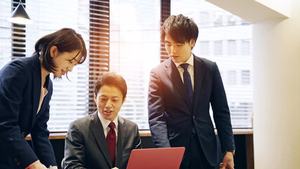 オフィスでミーティングするビジネスグループ