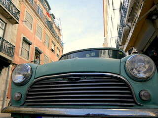 Oldtimer in einer Straße von Lissabon