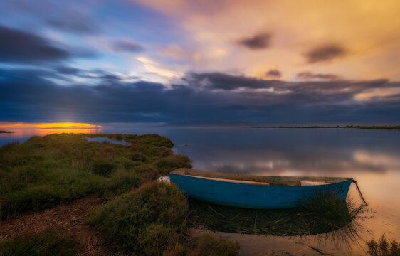 Barquita sobre el deltebre al atardecer 