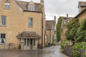Fototapeta na wymiar street of old cottages in the Cotswolds