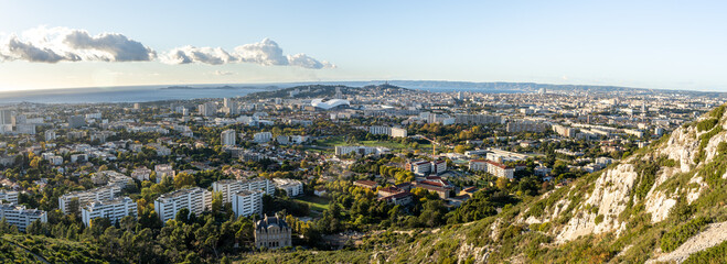 Vue panoramique sur Marseille depuis le Mont Rouvière