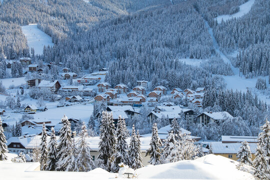 Kirche von St. Kathrein in Bad Kleinkirchheim/&Ouml;sterreich an einem strahlenden Wintertag